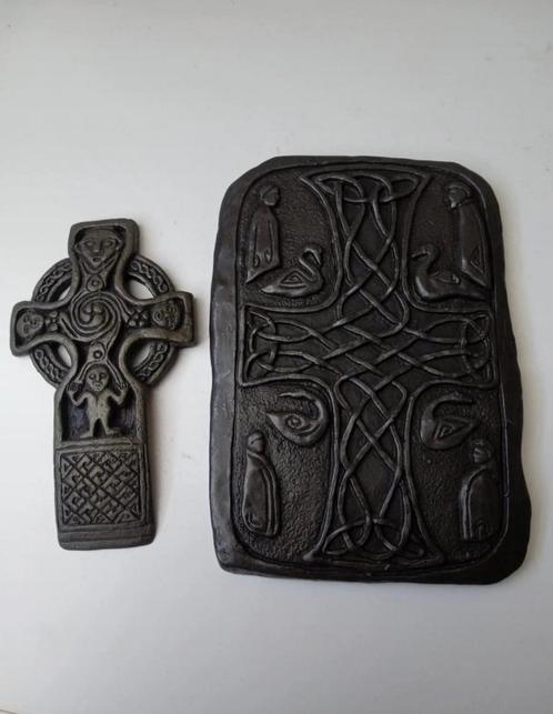 2 religieuze kruis en plaquette Wild Goose Studio Ierland, Antiek en Kunst, Antiek | Religieuze voorwerpen, Ophalen