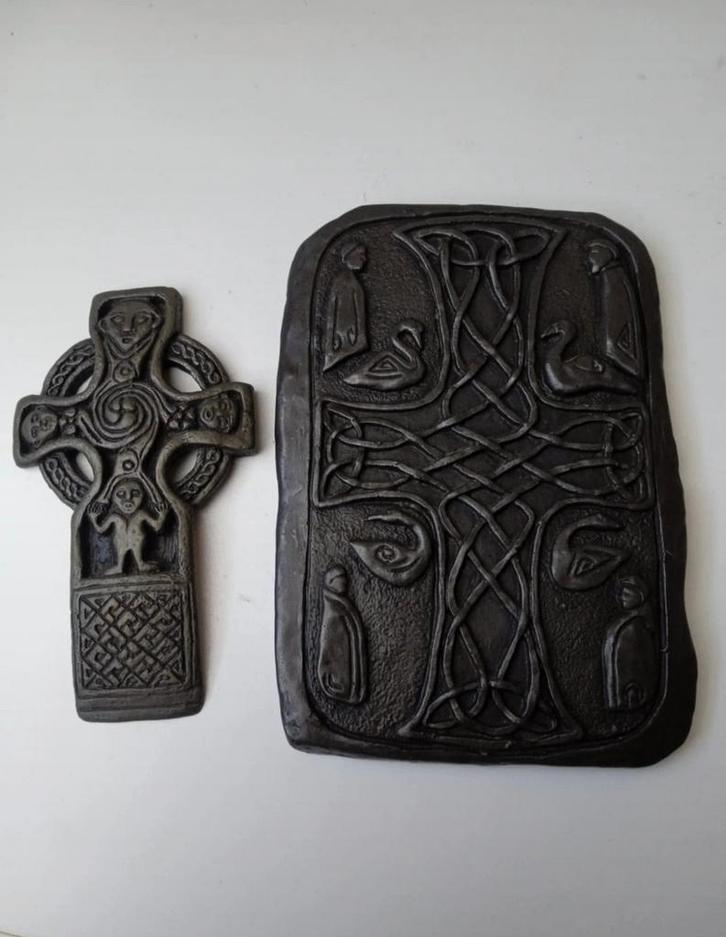 2 religieuze kruis en plaquette Wild Goose Studio Ierland, Antiek en Kunst, Antiek | Religieuze voorwerpen, Ophalen