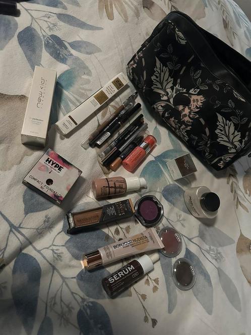 Make-Up pakket !! Alles in eens weg is weg !!, Handtassen en Accessoires, Uiterlijk | Cosmetica en Make-up, Make-up, Ophalen of Verzenden