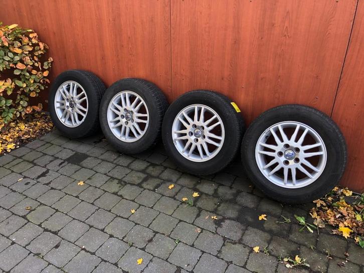 Volvo alu velgenset Acrux 15" met winterbanden, Auto-onderdelen, Banden en Velgen, Banden en Velgen, Winterbanden, 15 inch, 195 mm