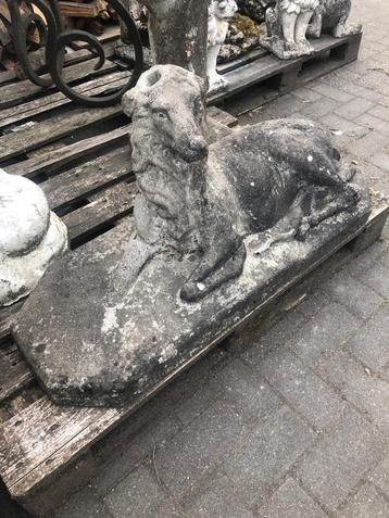 Betonnen hertjes beschikbaar voor biedingen