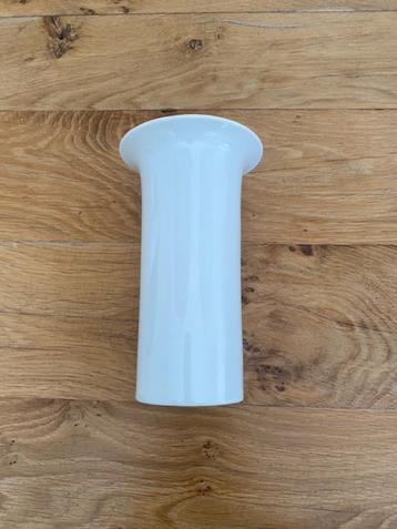 Witte vaas beschikbaar voor biedingen
