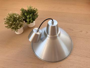 Industriële hanglamp beschikbaar voor biedingen