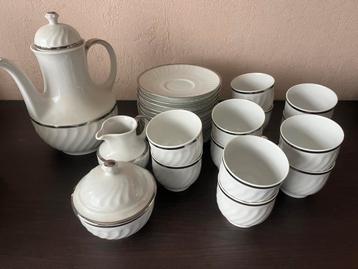 Koffieservies in wit/ zilverrandje. 12 delig beschikbaar voor biedingen