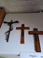 kruisbeeld : 2 houten en 1 ijzeren te koop per stuk of per 3, Ophalen of Verzenden
