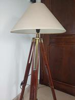 Lampadaire élégant avec support en bois à 3 pieds - TRIPOD -, Maison & Meubles, Lampes | Lampadaires, Comme neuf, Tissus, Enlèvement