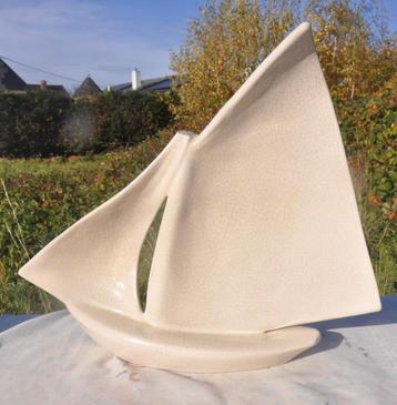 voilier en faience craquelée signé fontinelle accidenté  beschikbaar voor biedingen