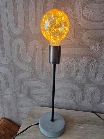 2 tafellampen moderne look. beschikbaar voor biedingen