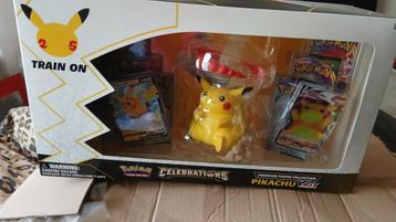 1 boîte de célébration + 2 cartes Pokémon classées., Enlèvement ou Envoi, Neuf, Booster box