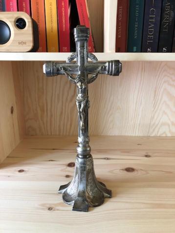 zeer mooi tinnen kruis beschikbaar voor biedingen