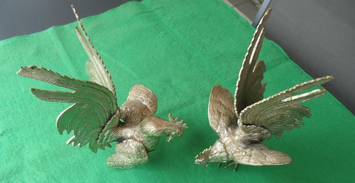 Verzilverde, sculpturen van vechtende hanen., Antiek en Kunst, Antiek | Woonaccessoires, Ophalen