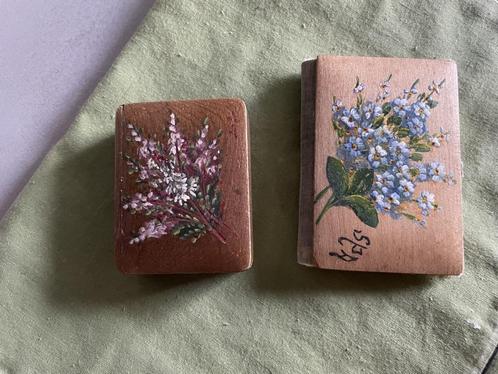 2 JOLITES DE SPA -  PORTE-AIGUILLES ET BOITE A TIMBRES, Antiek en Kunst, Antiek | Overige Antiek, Ophalen of Verzenden