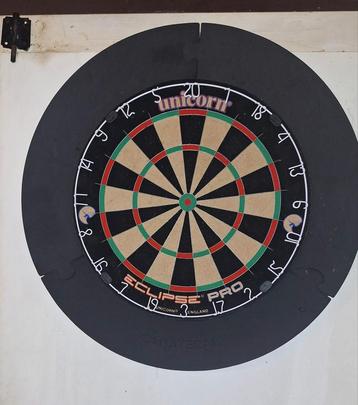 Wedstrijd Darts ...bescherm rand rond.  plus 6 setten pijlen beschikbaar voor biedingen