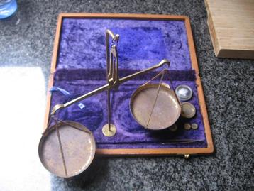 werkend draagbaar zilver of goudweegschaal , met gewichten beschikbaar voor biedingen