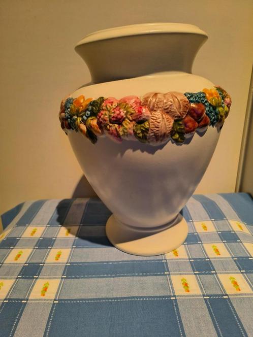 Witte stenen vaas met bloempjes afgewerkt, Maison & Meubles, Accessoires pour la Maison | Vases, Comme neuf, Blanc, Moins de 50 cm