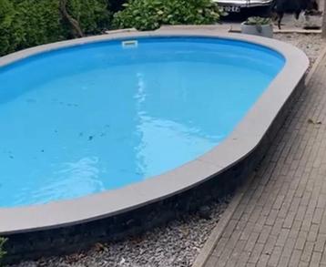 Hardstenen boord voor zwembad. beschikbaar voor biedingen