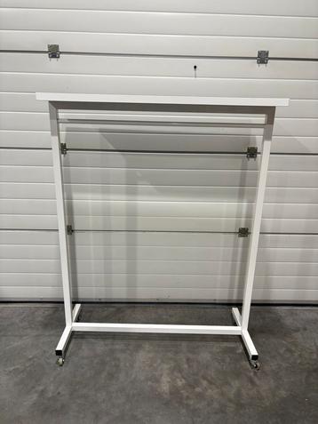 Solo Extreme wit design kledingrekken beschikbaar voor biedingen
