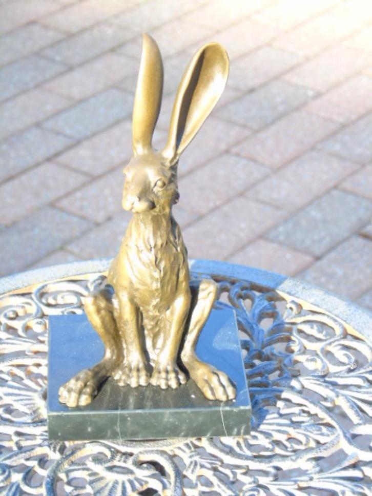 Een konijn of haas met grote oren in brons gesigneerd, Antiek en Kunst, Antiek | Brons en Koper, Brons, Ophalen