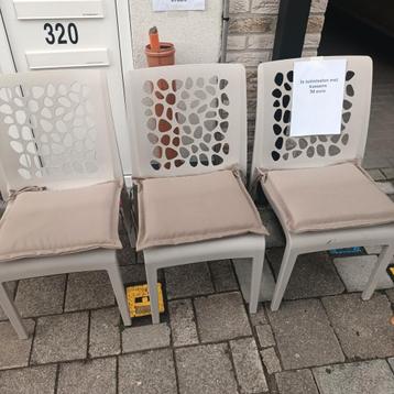 3x mooie tuinstoelen met kussentje beschikbaar voor biedingen