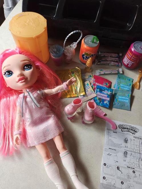 Rainbow Surprise pop en accessoires om slijm te maken., Kinderen en Baby's, Speelgoed | Poppen, Zo goed als nieuw, Ophalen of Verzenden