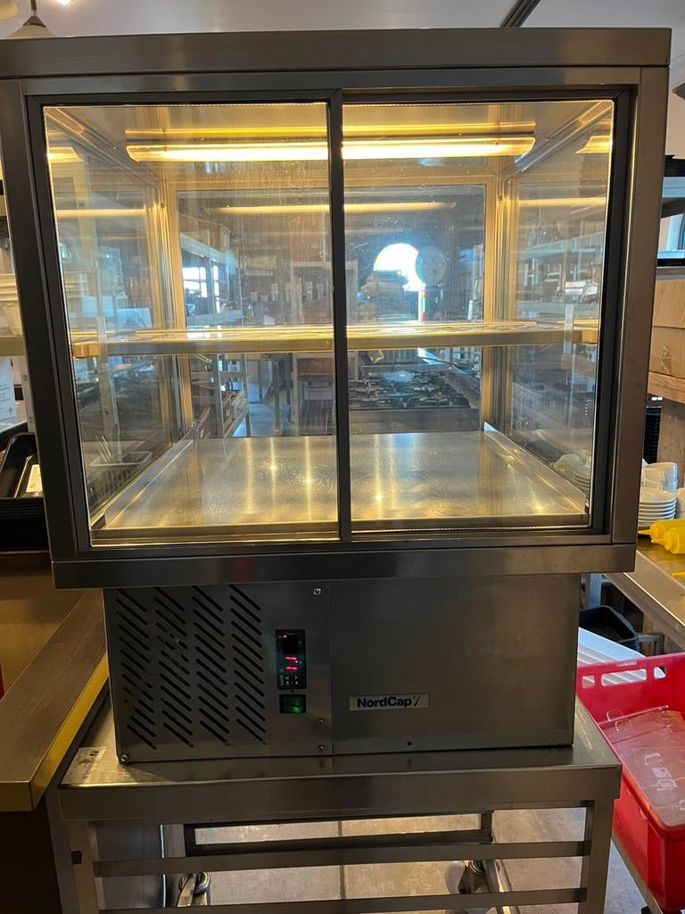 Horeca centrale taartkoeling + kar op wielen.  61 x 64, Ophalen, Gebruikt, Meubilair, Nederland