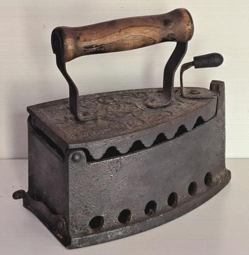 Très ancien fer à repasser en fonte, Antiquités & Art, Antiquités | Accessoires de maison, Enlèvement ou Envoi