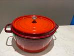 Staub La Cocotte 32 cm rouge cerise, parfait état, Maison & Meubles, Comme neuf, Fonte, Plaque céramique, Enlèvement ou Envoi