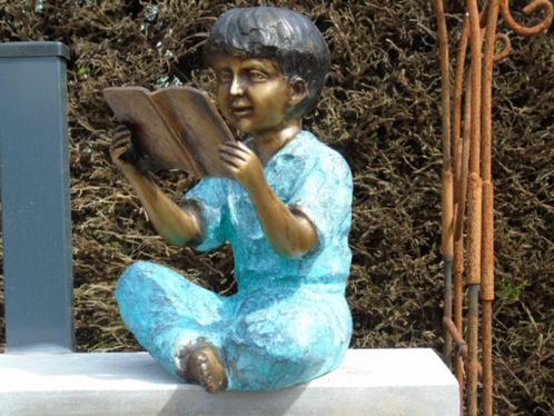 un garçon assis au livre en bronze , superbe !, Jardin & Terrasse, Statues de jardin, Neuf, Autres types, Autres matériaux, Enlèvement