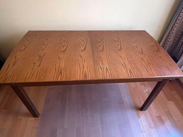 Houten eettafel beschikbaar voor biedingen