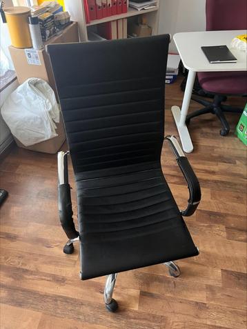 Fauteuil op kantoor beschikbaar voor biedingen