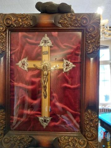 crucifix sur velours beschikbaar voor biedingen