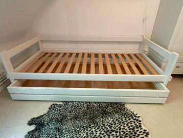 Prachtig wit eenpersoonsbed met lade voor extra matras beschikbaar voor biedingen