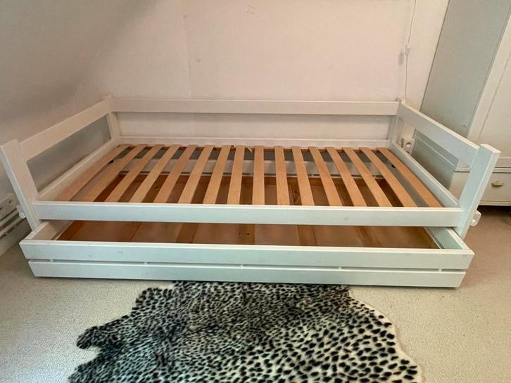 Prachtig wit eenpersoonsbed met lade voor extra matras, Kinderen en Baby's, Kinderkamer | Bedden, Zo goed als nieuw, 180 cm of meer