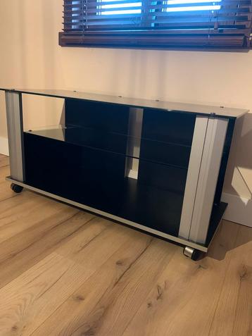 Tv kast beschikbaar voor biedingen