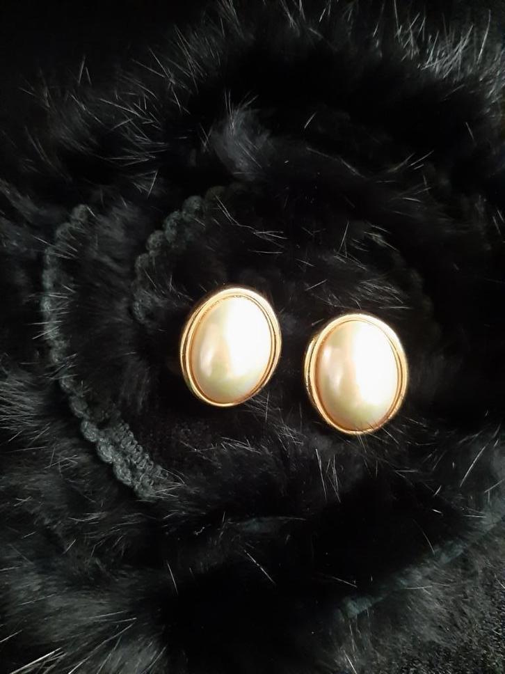 vintage Christian Dior ovale oorbellen parel, Handtassen en Accessoires, Oorbellen, Zo goed als nieuw, Knopjes of Stekers, Overige materialen