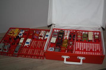 Matchbox , Majorette 33 speelgoed auto's in koffer(1970-80)