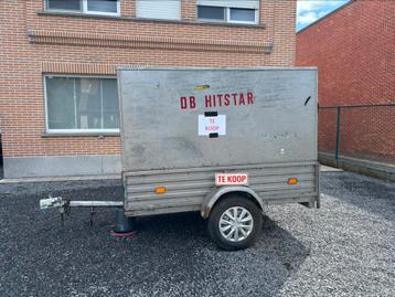 Opknapper dichte aanhangwagen beschikbaar voor biedingen