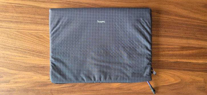 Bellroy grijze laptophoes nieuw, Computers en Software, Tablet-hoezen, Nieuw, Bescherming voor- en achterkant, 13 inch of meer