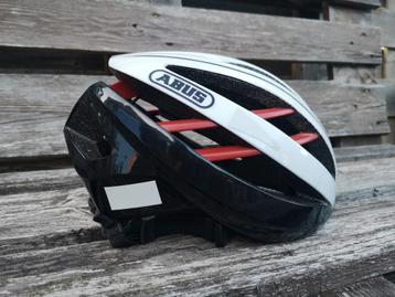 Abus fietshelm, zo goed als nieuw, amper gebruikt. beschikbaar voor biedingen