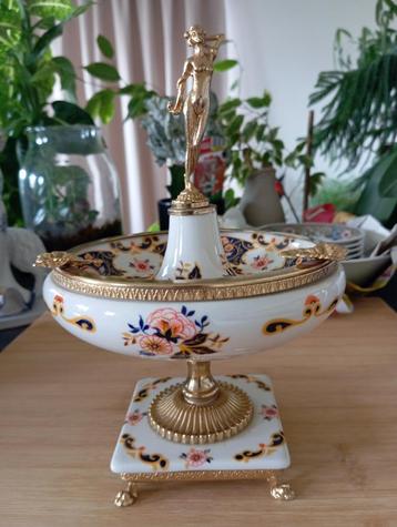 mooi porceleinen decoratiestuk beschikbaar voor biedingen