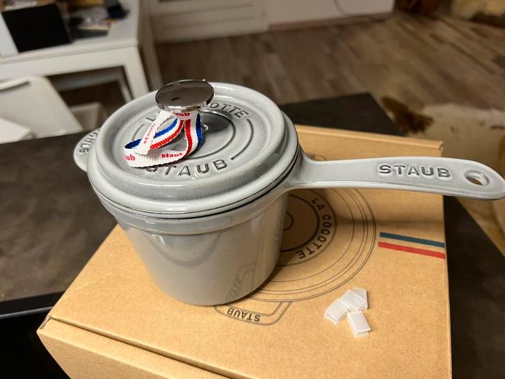 Nieuwe Staub Sauspan 14 cm grafiet grijs, Huis en Inrichting, Keuken | Potten en Pannen, Nieuw, Koekenpan of Braadpan, Gietijzer