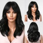Pruik halflang zwart haar met slagen in laagjes, Handtassen en Accessoires, Verzenden, Nieuw, Pruik of Haarverlenging