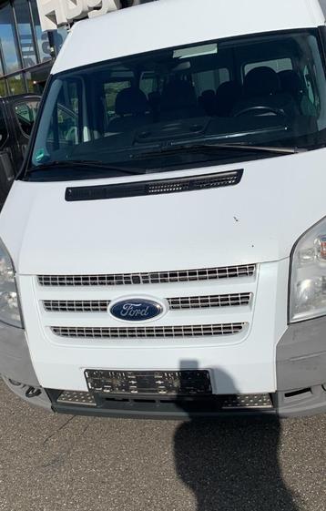 mini-bus Ford disponible aux enchères