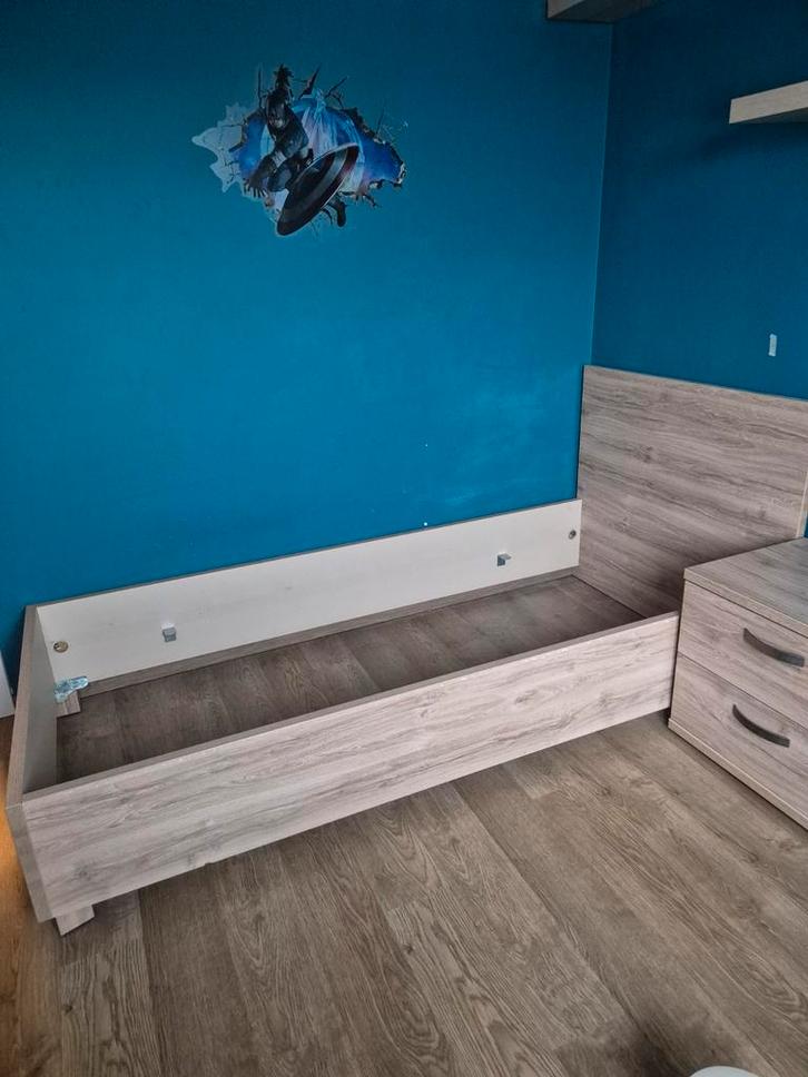 Eenpersoonsbed met nachtkastje, Huis en Inrichting, Slaapkamer | Bedden, Ophalen