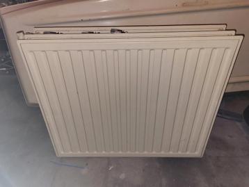 Radiateur 90 de large, 75 de haut. 3 panneaux d'épaisseur. disponible aux enchères