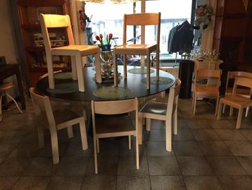 8 degelijke , multifunctionele beukenhouten stapelstoelen beschikbaar voor biedingen