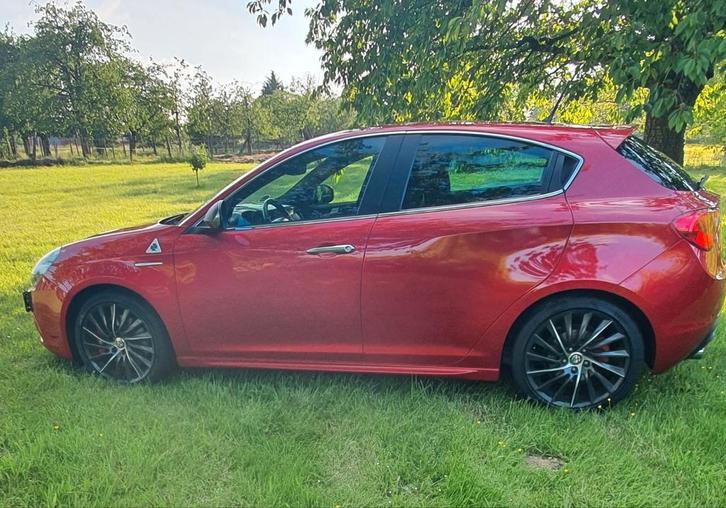 Alfa Guilletta Qv 1750 Tbi limited edition 4C color, Auto's, Alfa Romeo, Particulier, Giulietta, ABS, Airbags, Airconditioning