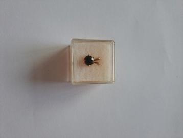 Gouden bedel met donker rood steentje beschikbaar voor biedingen