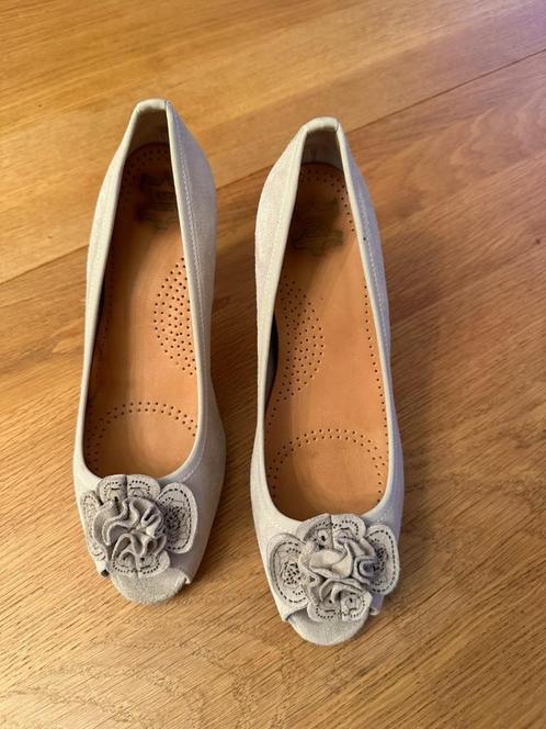 Elegante en discrete trouwschoenen, Kleding | Dames, Schoenen, Zo goed als nieuw, Pumps, Beige, Ophalen of Verzenden