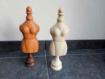 2 decoratieve houten paspopjes  beschikbaar voor biedingen